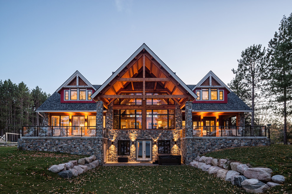 На фото: огромный, двухэтажный, деревянный, красный дом в стиле рустика с двускатной крышей