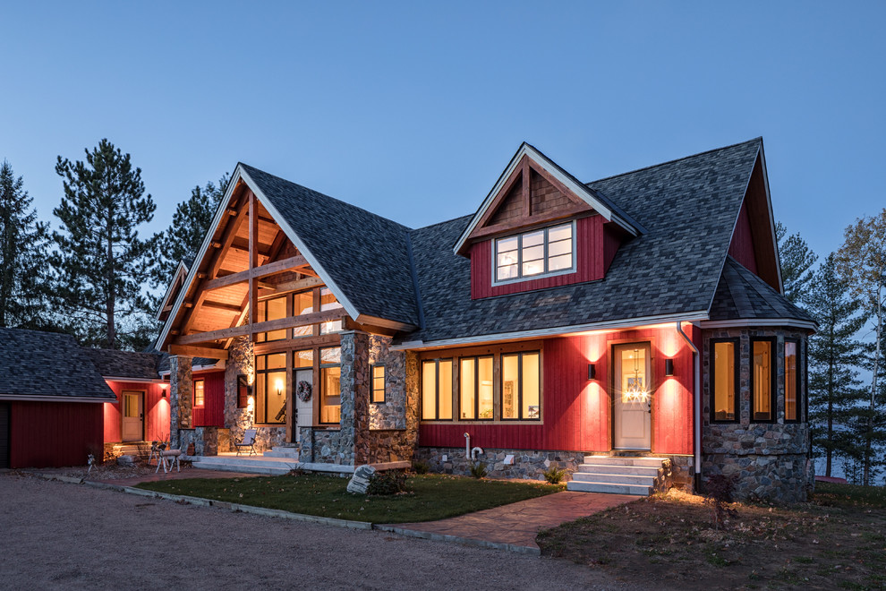 Idee per la facciata di una casa ampia rossa rustica a due piani con rivestimento in legno e tetto a capanna