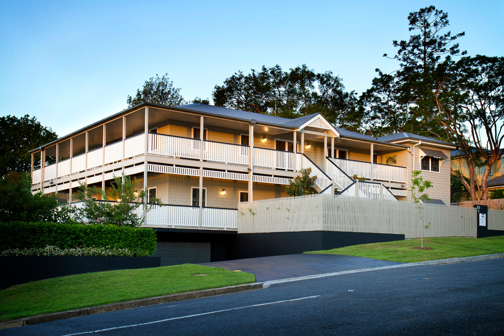 Großes, Dreistöckiges Klassisches Haus mit Faserzement-Fassade und beiger Fassadenfarbe in Brisbane