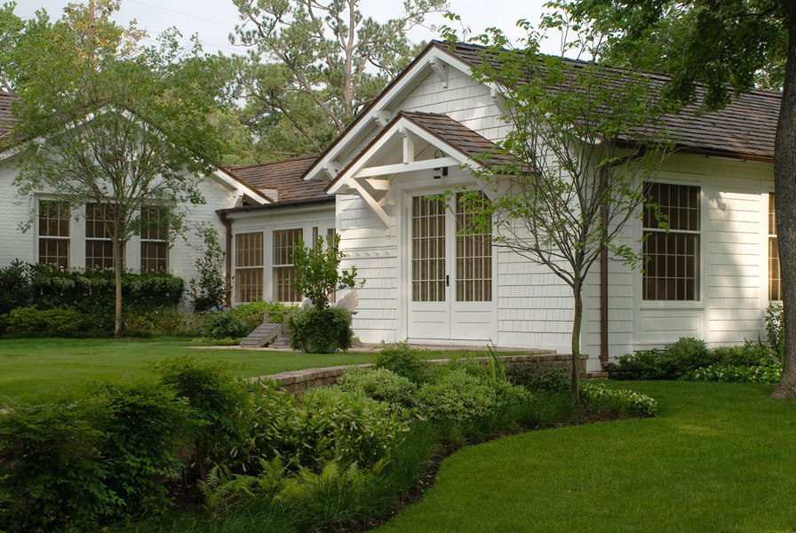 Cette photo montre une façade de maison blanche chic en brique de taille moyenne et de plain-pied avec un toit à deux pans.