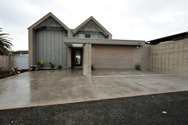 This is an example of a contemporary house exterior in Auckland.
