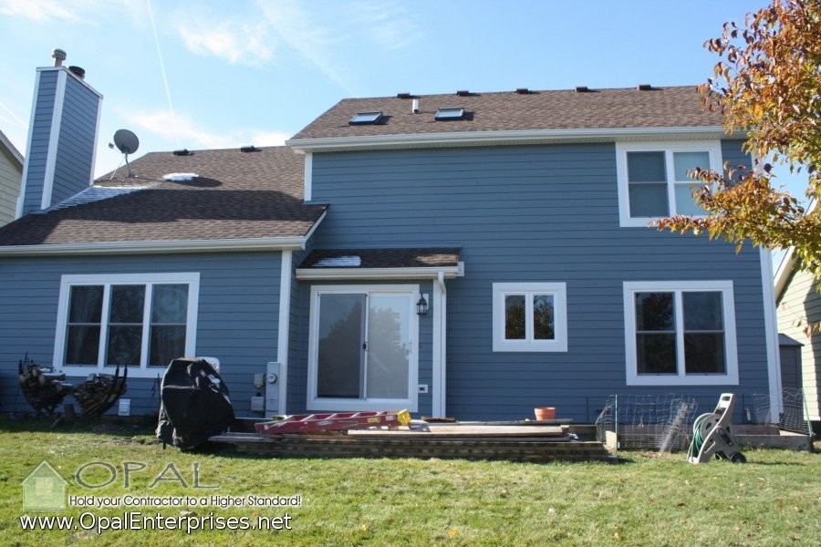 Immagine della facciata di una casa blu classica a due piani di medie dimensioni con rivestimento con lastre in cemento