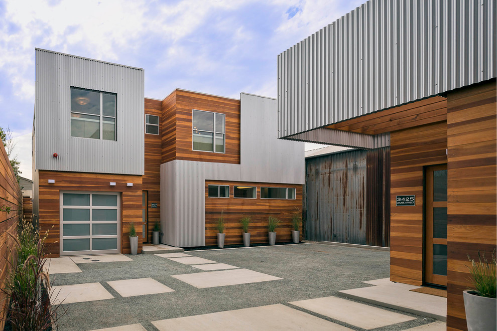Ispirazione per la facciata di una casa contemporanea con rivestimento in legno e abbinamento di colori