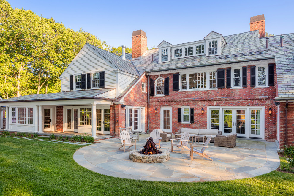 Zweistöckiges Klassisches Einfamilienhaus mit Mix-Fassade, bunter Fassadenfarbe, Satteldach, Schindeldach und Dachgaube in Boston