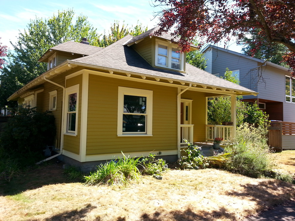 Kleines, Zweistöckiges Uriges Haus mit gelber Fassadenfarbe in Portland