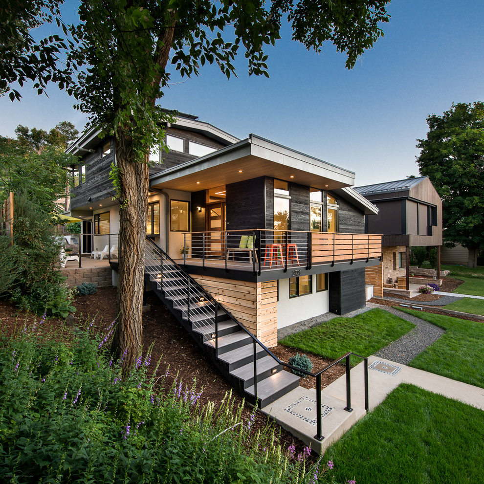 Стильный дизайн: трехэтажный, разноцветный частный загородный дом среднего размера в современном стиле с комбинированной облицовкой - последний тренд