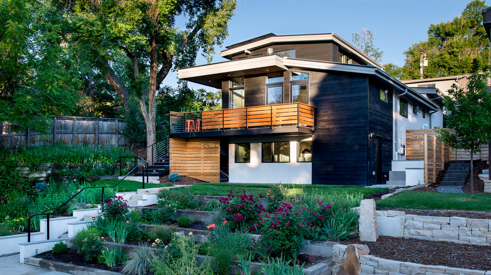 Mittelgroßes, Dreistöckiges Modernes Einfamilienhaus mit Mix-Fassade, schwarzer Fassadenfarbe, Flachdach und Misch-Dachdeckung in Denver