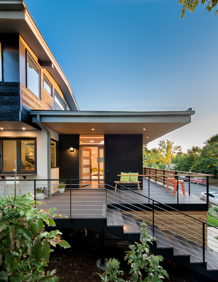 Свежая идея для дизайна: трехэтажный, черный частный загородный дом среднего размера в современном стиле с комбинированной облицовкой, плоской крышей и крышей из смешанных материалов - отличное фото интерьера