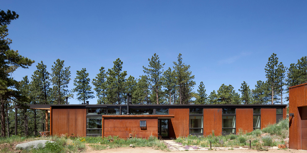 Imagen de fachada de casa marrón actual de tamaño medio de una planta con revestimiento de metal