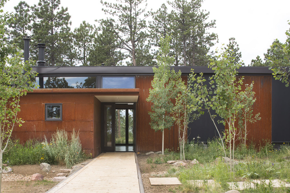 Mittelgroßes, Einstöckiges Modernes Einfamilienhaus mit Metallfassade und brauner Fassadenfarbe in Denver