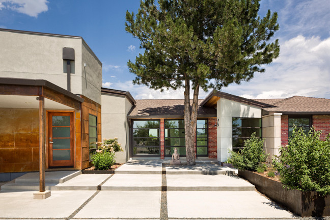 Diseño de fachada de casa beige contemporánea grande de dos plantas con revestimiento de hormigón