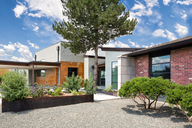 Imagen de fachada de casa beige contemporánea extra grande de dos plantas con revestimiento de hormigón
