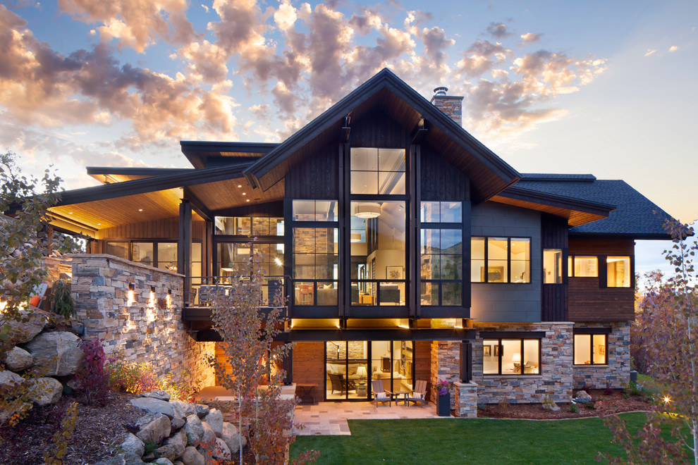Großes, Dreistöckiges Klassisches Einfamilienhaus mit Mix-Fassade, grauer Fassadenfarbe, Satteldach und Schindeldach in Denver