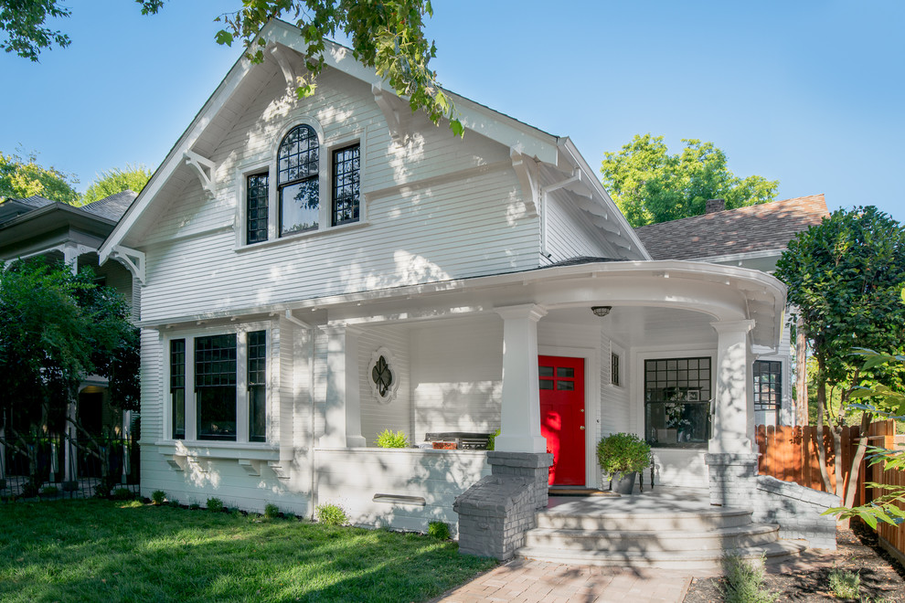 Geräumiges, Zweistöckiges Klassisches Haus mit weißer Fassadenfarbe in Sacramento