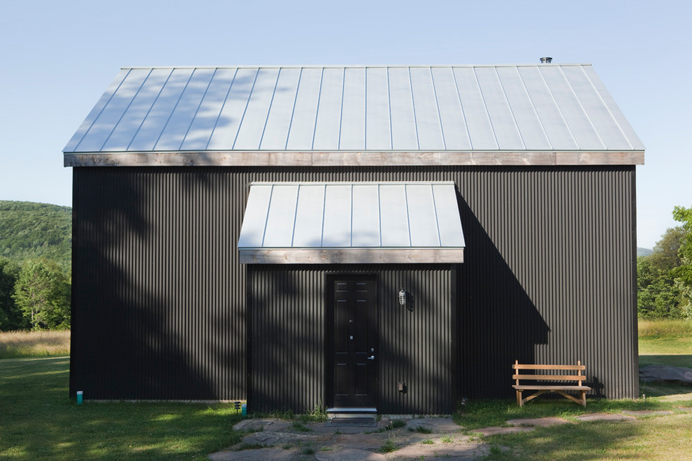 Foto de fachada rural con tejado de metal