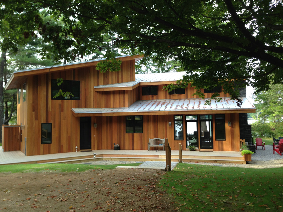 Идея дизайна: двухэтажный, деревянный, коричневый частный загородный дом среднего размера в стиле рустика с двускатной крышей и металлической крышей