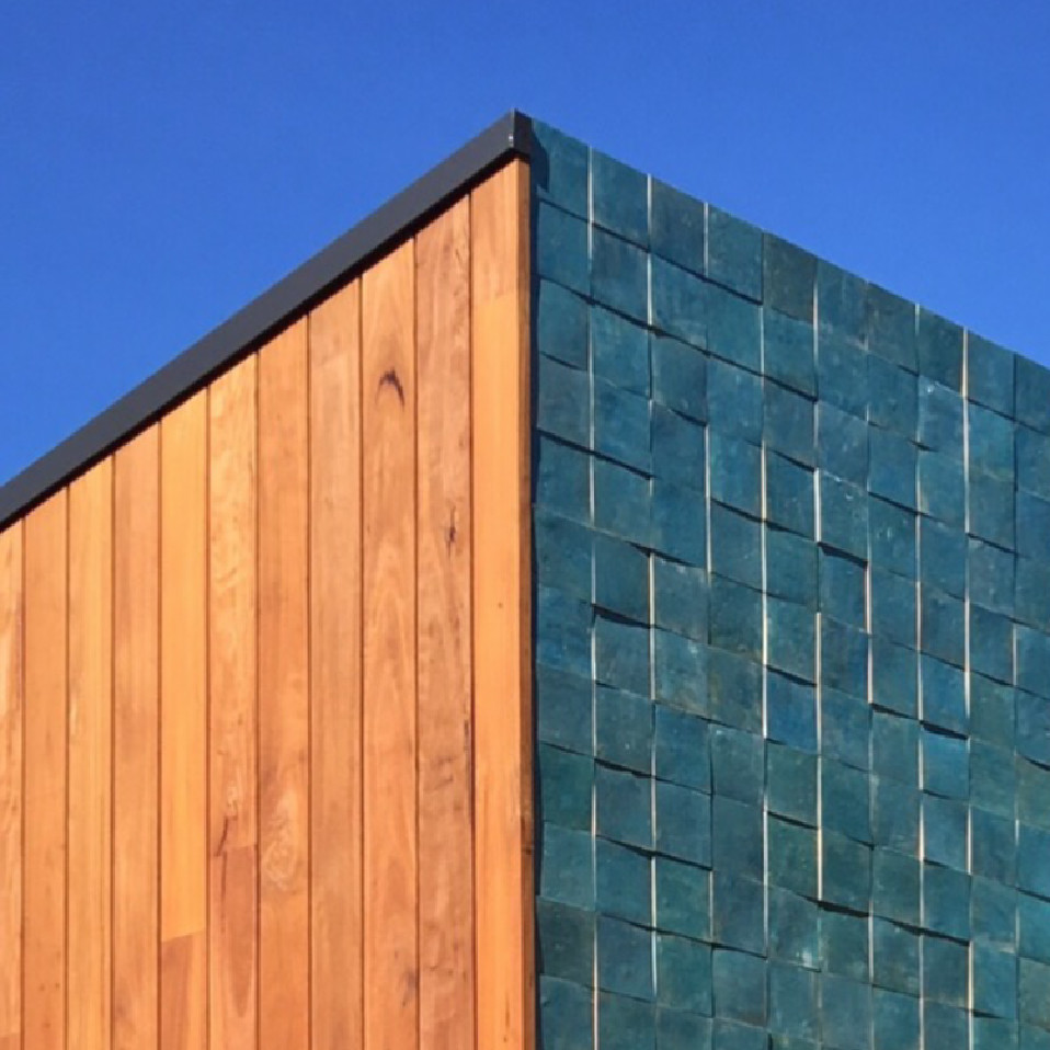 Идея дизайна: синий частный загородный дом в морском стиле с плоской крышей