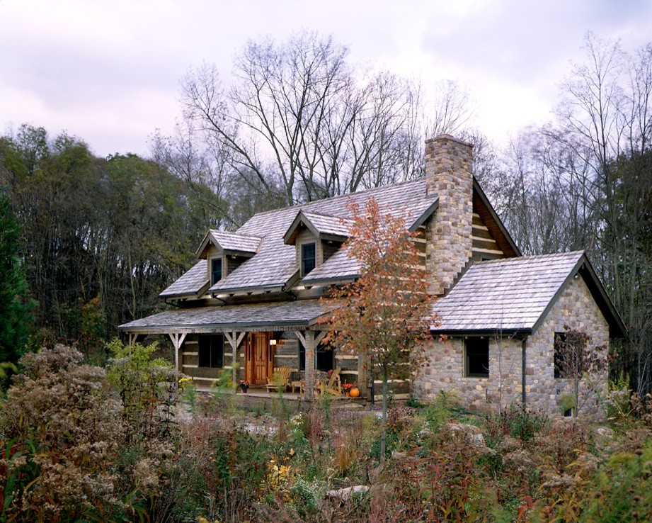 Exempel på ett litet rustikt hus, med två våningar
