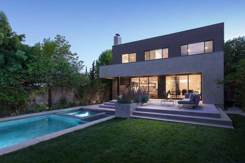 ロサンゼルスにある高級なコンテンポラリースタイルのおしゃれな家の外観 (混合材サイディング) の写真