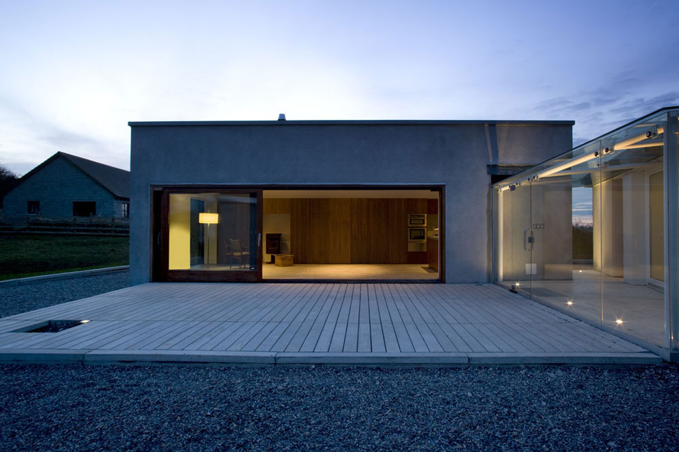 Inspiration pour une façade de maison minimaliste de plain-pied.