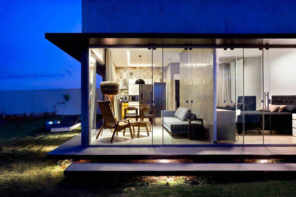 Réalisation d'une façade de maison minimaliste de plain-pied avec un toit plat.