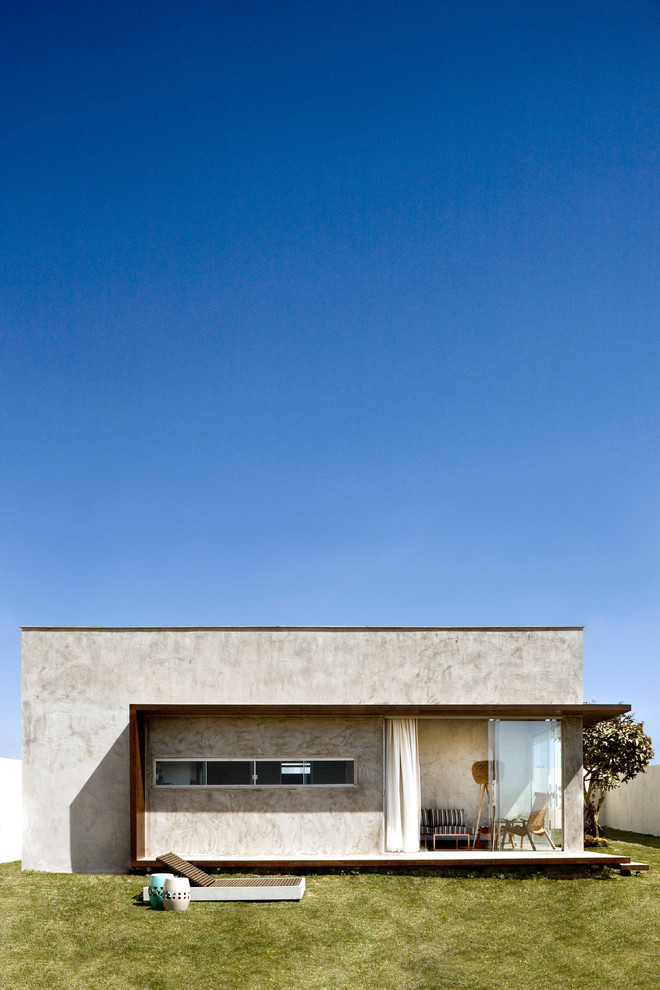 Свежая идея для дизайна: одноэтажный, серый дом в стиле модернизм с плоской крышей - отличное фото интерьера
