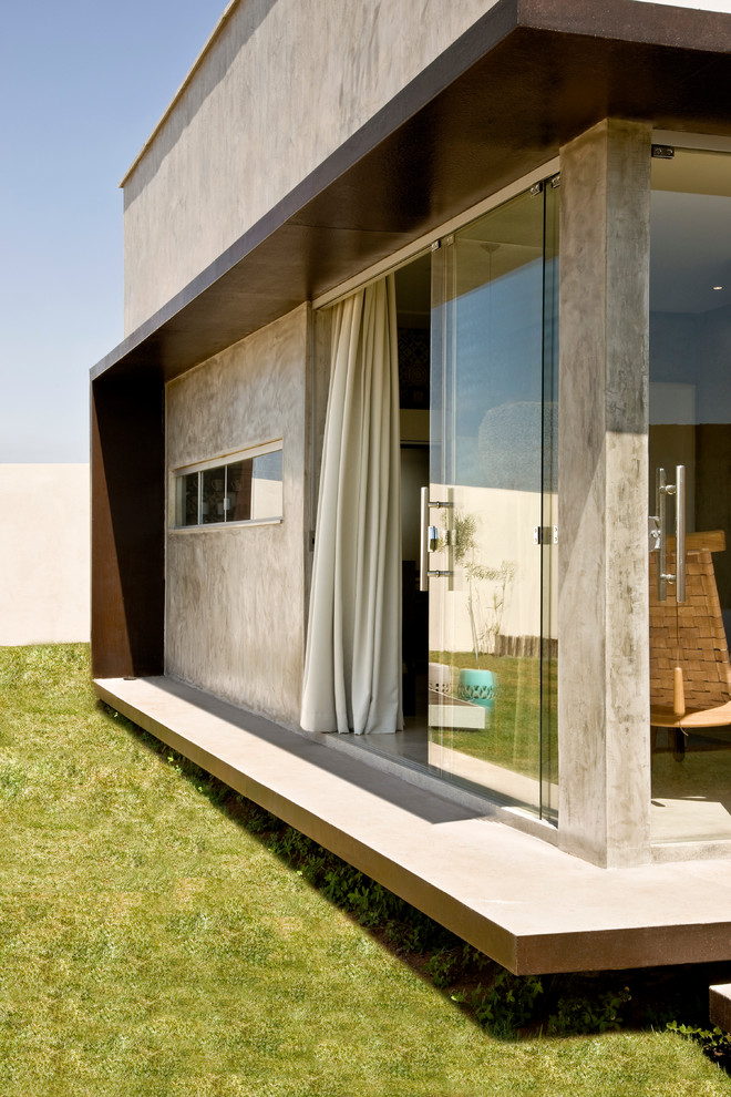 Einstöckiges Modernes Haus mit grauer Fassadenfarbe