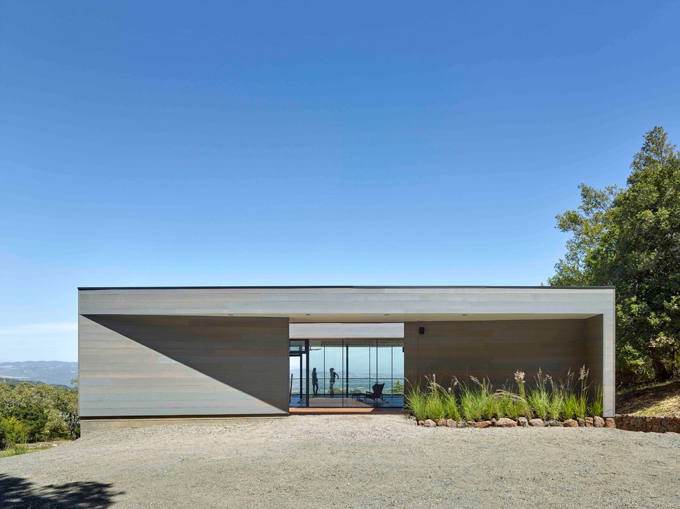 Idées déco pour une façade de maison grise moderne en bois de taille moyenne et de plain-pied avec un toit plat.