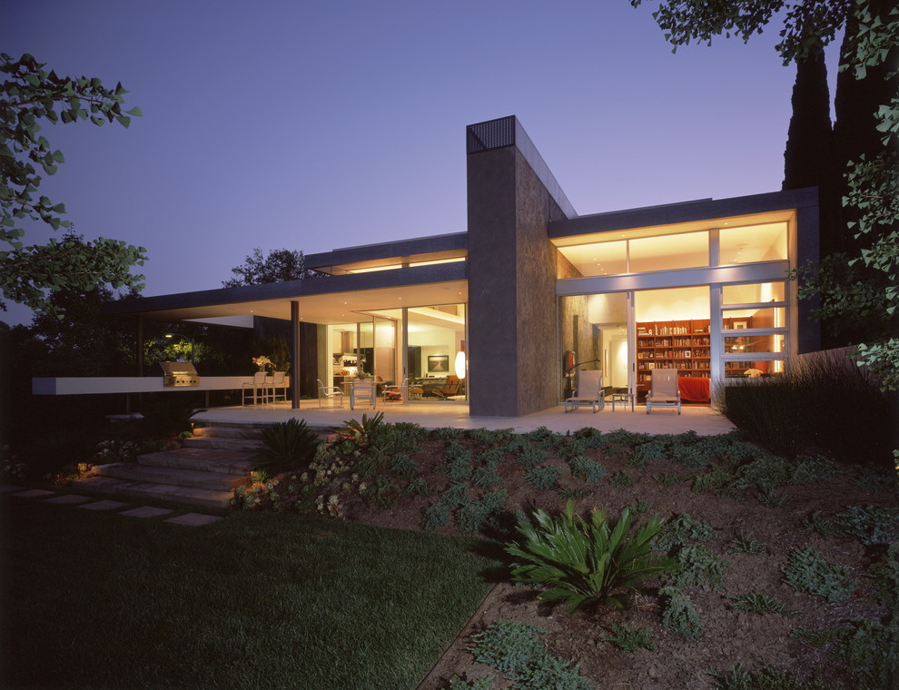 Ispirazione per la villa moderna a un piano di medie dimensioni con rivestimento in vetro e tetto piano