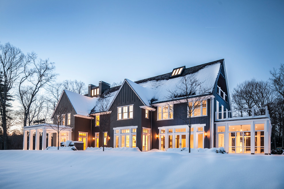 Стильный дизайн: двухэтажный, серый дом в стиле кантри с двускатной крышей - последний тренд