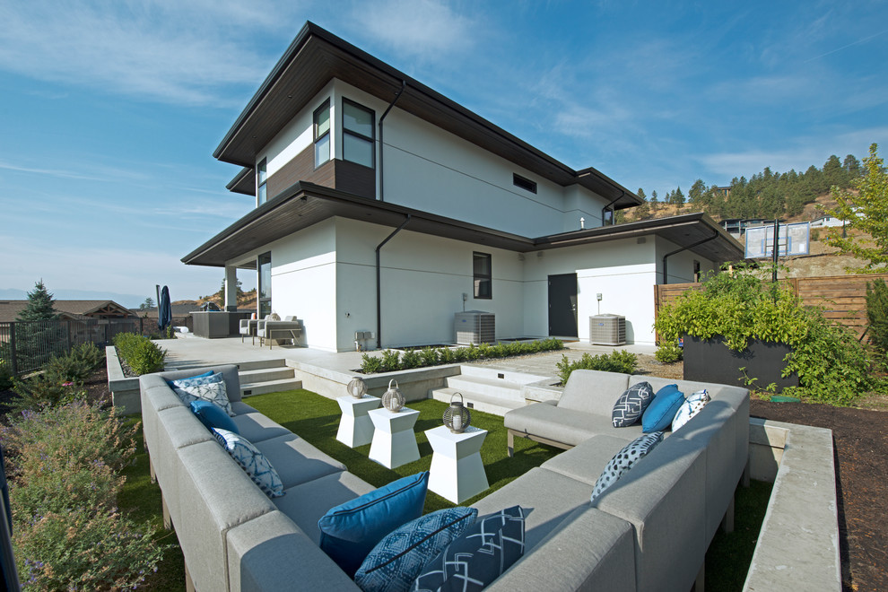 Geräumiges, Zweistöckiges Modernes Einfamilienhaus mit Mix-Fassade, weißer Fassadenfarbe, Walmdach und Schindeldach in Sonstige