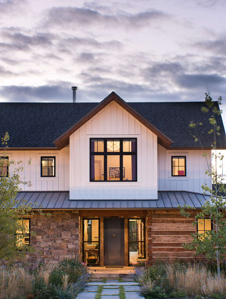 Großes Country Einfamilienhaus mit Mix-Fassade, weißer Fassadenfarbe, Satteldach und Misch-Dachdeckung in Sonstige