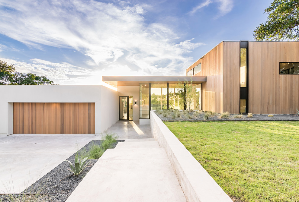 Moderne Holzfassade Haus mit Flachdach und brauner Fassadenfarbe in Austin
