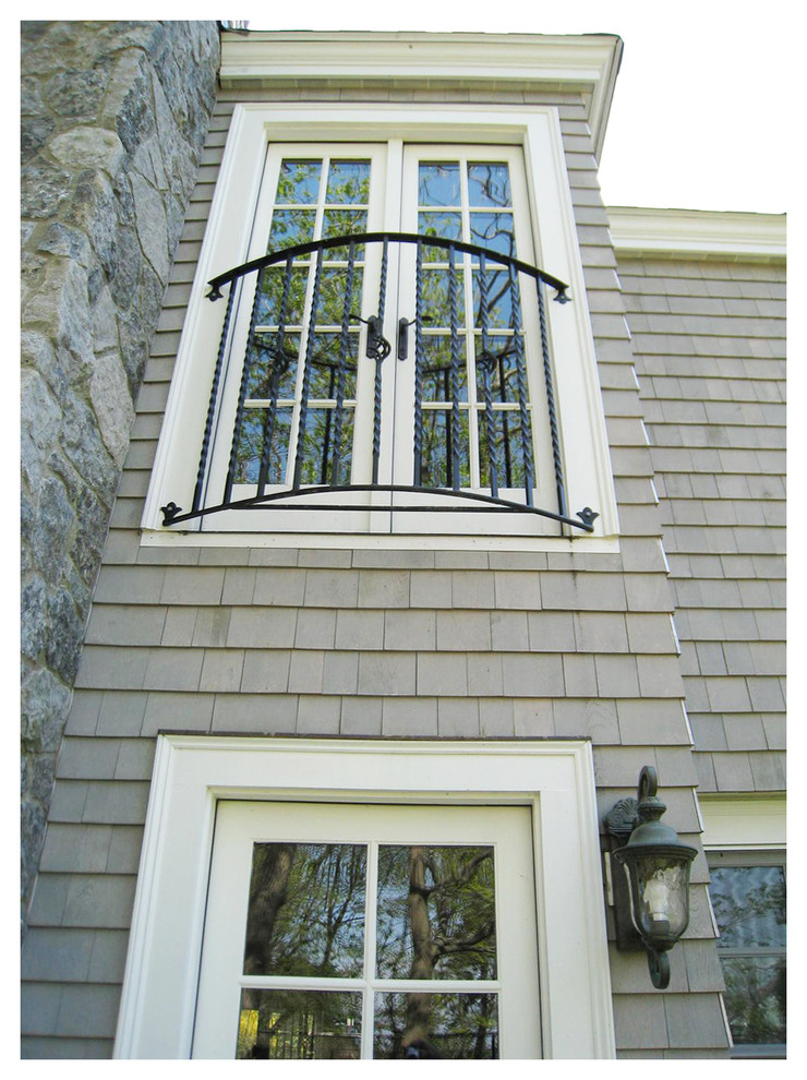 Mittelgroße, Zweistöckige Stilmix Holzfassade Haus mit grauer Fassadenfarbe in Boston