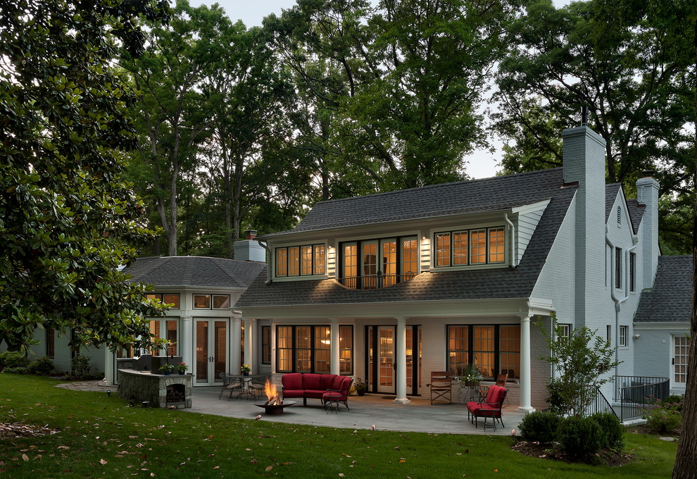 Imagen de fachada gris clásica extra grande de dos plantas con revestimiento de ladrillo y tejado a dos aguas