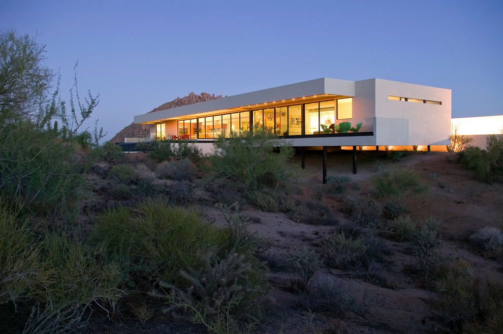 Großes, Einstöckiges Modernes Haus mit weißer Fassadenfarbe in Phoenix