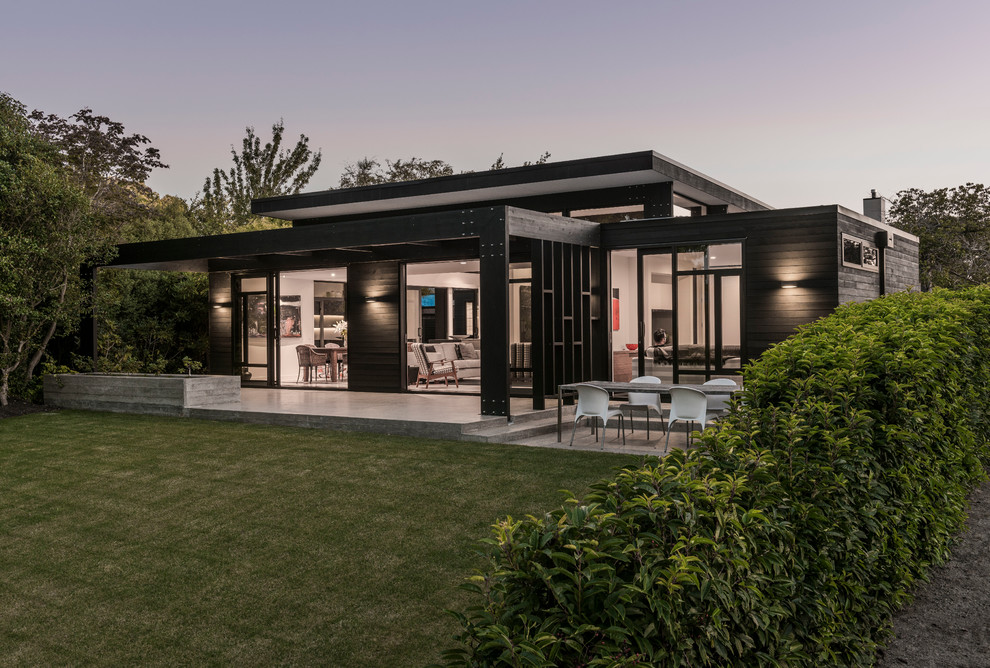 Example of an exterior home design in Christchurch