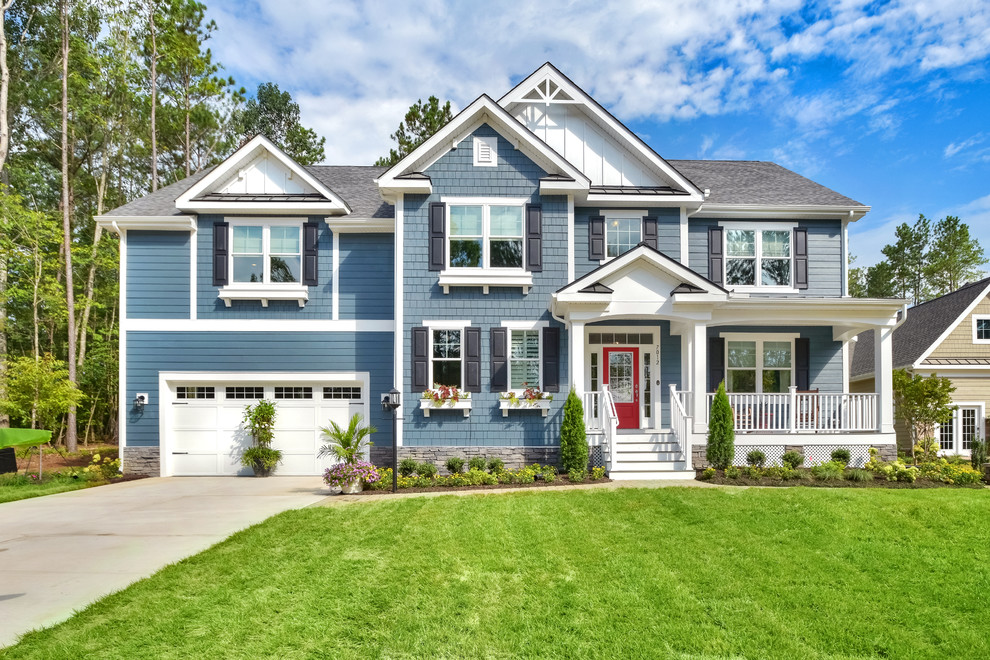 Zweistöckiges Maritimes Einfamilienhaus mit Vinylfassade, blauer Fassadenfarbe, Satteldach und Schindeldach in Richmond