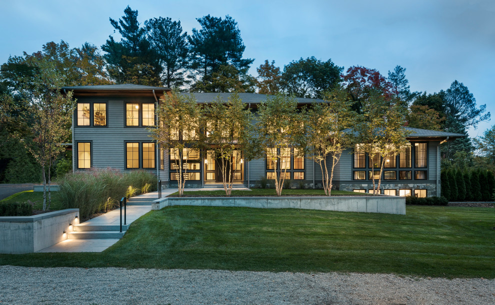 Großes, Zweistöckiges Modernes Haus mit Walmdach, Schindeldach und grauer Fassadenfarbe in Boston