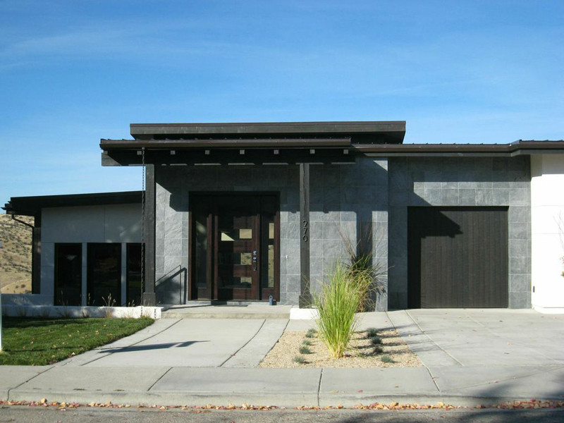 Пример оригинального дизайна: двухэтажный, серый дом среднего размера в стиле модернизм с комбинированной облицовкой и плоской крышей