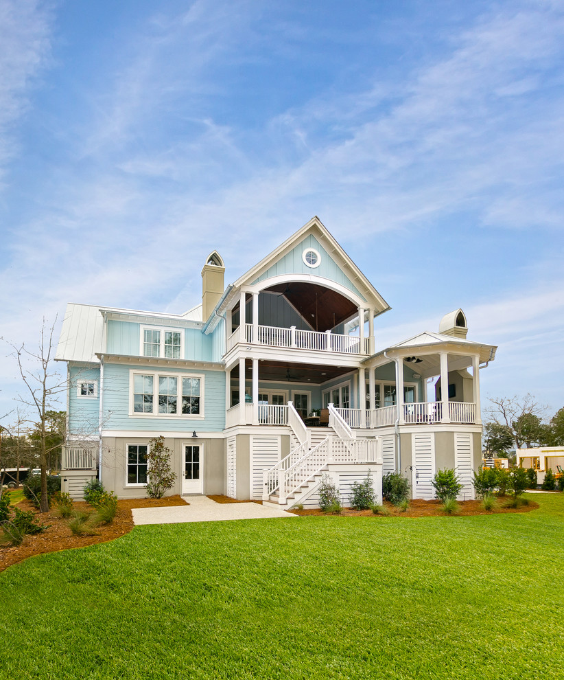 Imagen de fachada de casa azul costera de dos plantas con tejado de metal