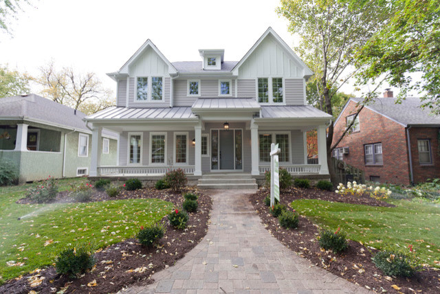 Mittelgroßes, Zweistöckiges Landhausstil Einfamilienhaus mit Vinylfassade, grauer Fassadenfarbe, Satteldach und Misch-Dachdeckung in Chicago