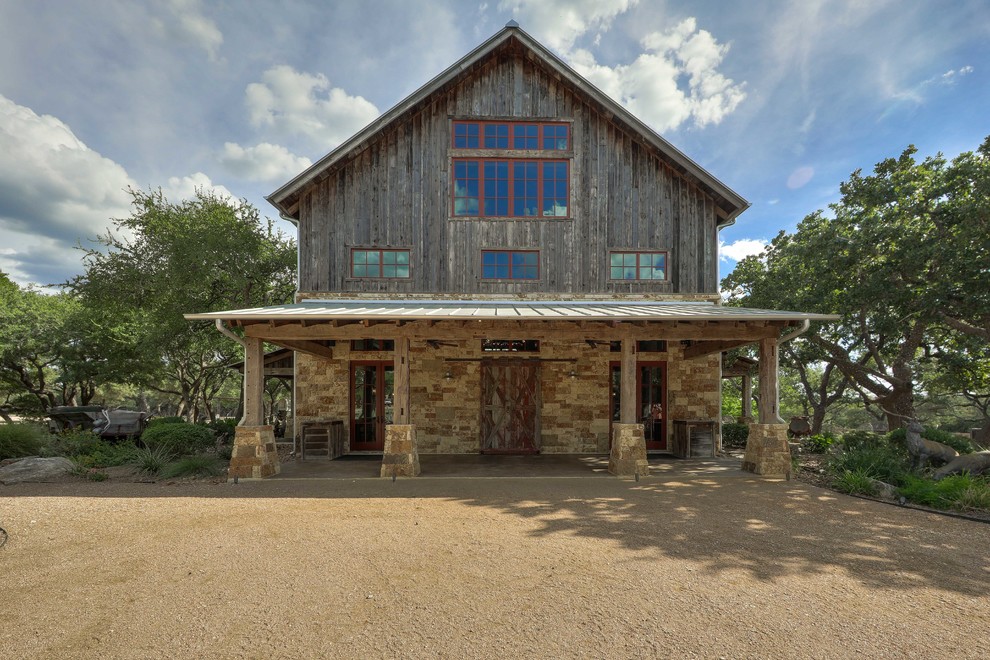 Zweistöckiges Uriges Einfamilienhaus mit Mix-Fassade, brauner Fassadenfarbe und Satteldach in Austin
