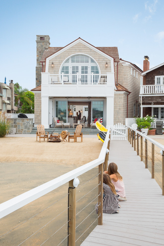 Idee per la facciata di una casa ampia beige stile marinaro a due piani con rivestimento in legno