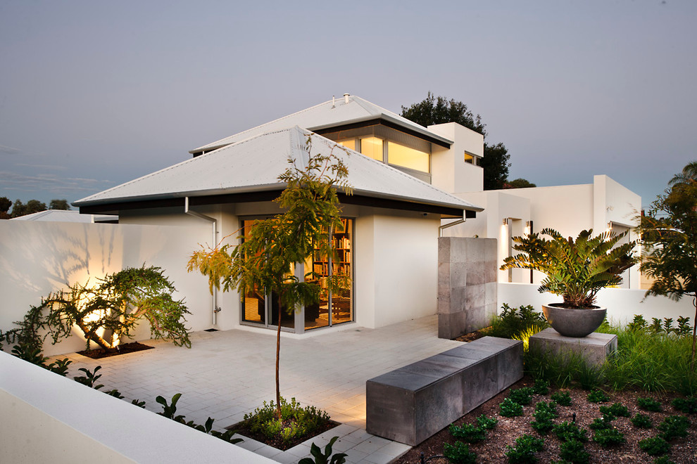 Свежая идея для дизайна: белый дом в современном стиле - отличное фото интерьера