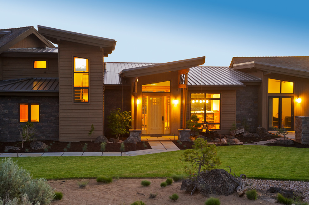 Réalisation d'une façade de maison beige design en bois de taille moyenne et à un étage avec un toit à deux pans et un toit en shingle.