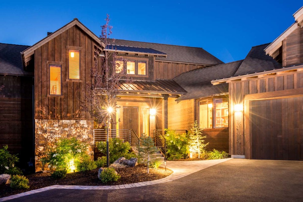 Mittelgroße, Zweistöckige Rustikale Holzfassade Haus mit brauner Fassadenfarbe und Satteldach in Sonstige