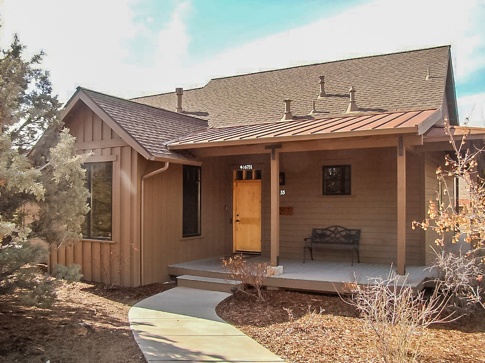 На фото: маленький, одноэтажный, деревянный, коричневый дом в стиле кантри для на участке и в саду с