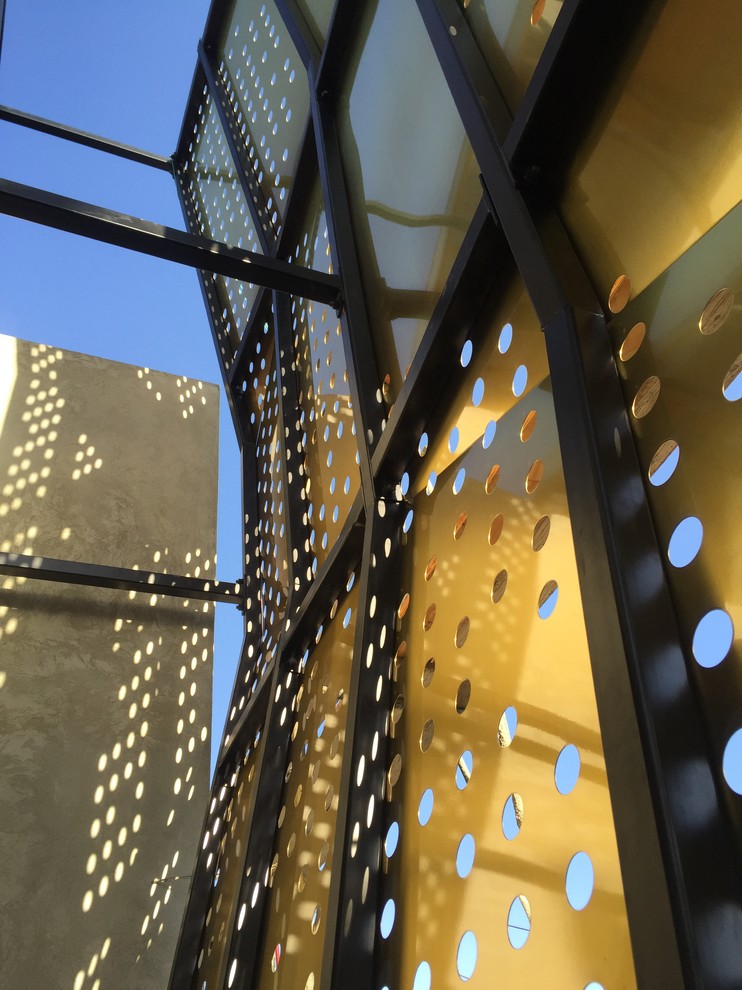 Großes, Zweistöckiges Modernes Haus mit Metallfassade in Los Angeles