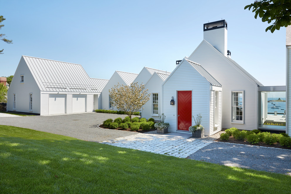 Modelo de fachada de casa blanca actual extra grande de una planta con tejado de metal y tejado a dos aguas